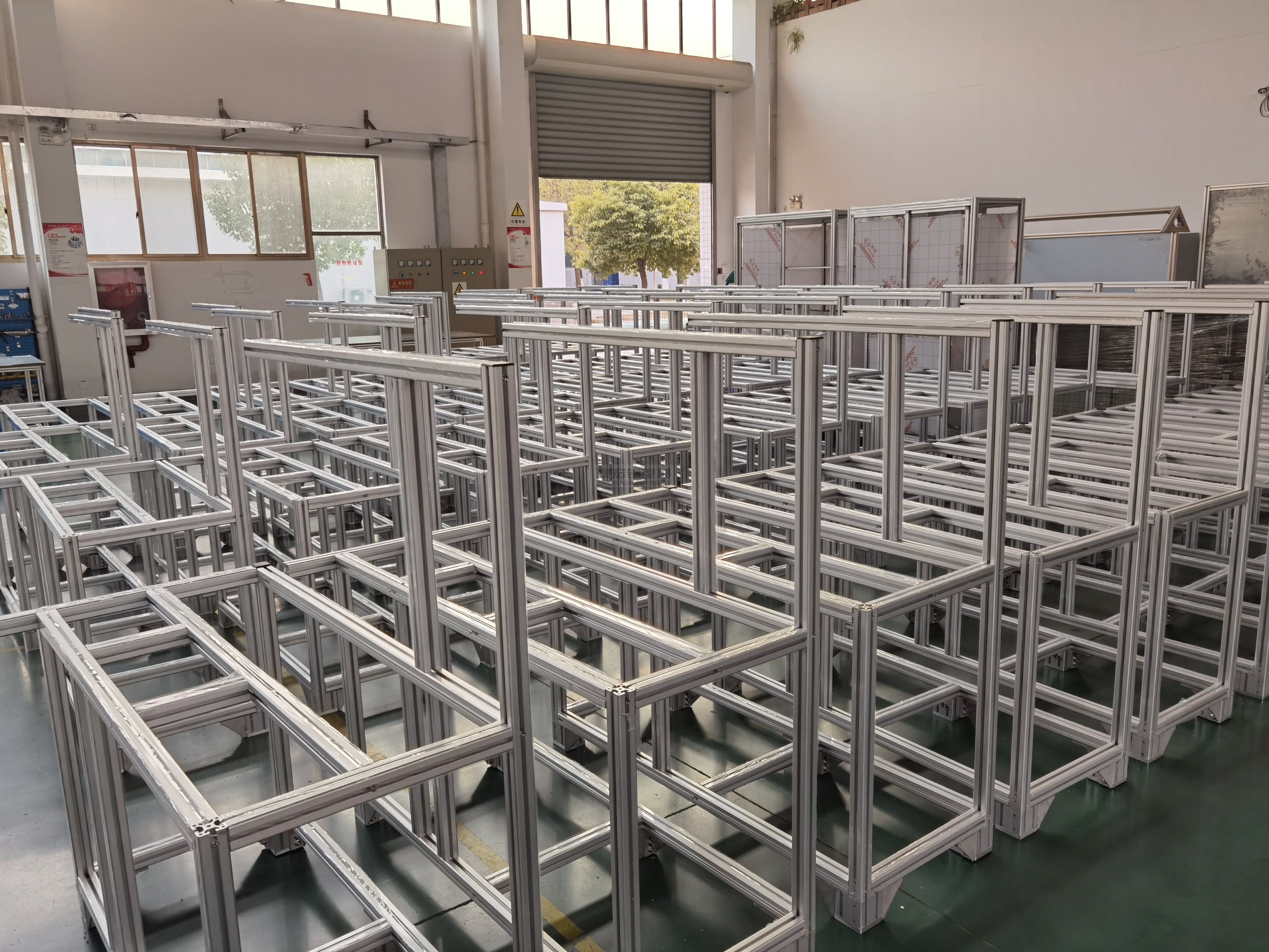 新能源设备领域工业铝型材应用分析：高纯度铝材集成定制技术方案
